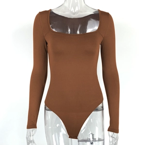 Détail du col carré et du tissu extensible sur le body marron foncé à manches longues