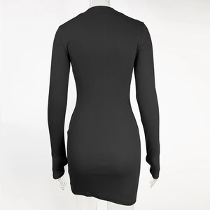 Vue arrière d'une mini robe noire côtelée à manches longues montrant la coupe ajustée