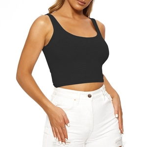 Débardeur court noir à côtes coupe ajustée avec larges bretelles pour un look estival