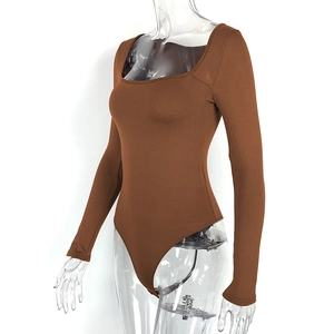 Détail d'un body marron à manches longues et col carré avec tissu élastique ajusté