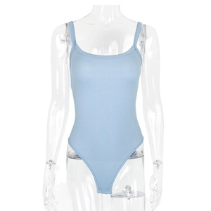 Body attillato celeste in maglia a costine con spalline sottili e scollo quadrato moderno