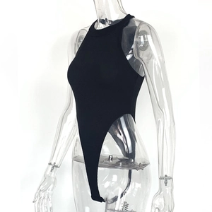Vue latérale du body en maille côtelée noire avec coupe haute et design sans manches