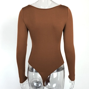 Détail du body marron café à manches longues avec col carré et coupe jambe haute