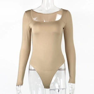 Détail du col carré et de la coupe haute à l'entrejambe du body moulant kaki