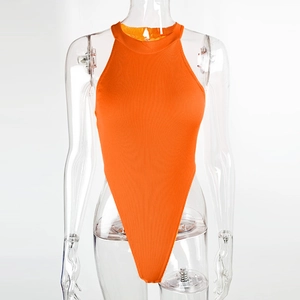 Détail du body en maille côtelée orange avec coupe haute et texture ajustée