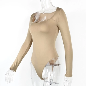 Détail d'un body champagne à col carré avec manches longues et tissu satiné brillant