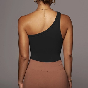 Canotta nera monospalla a costine con silhouette asimmetrica e vista posteriore slim fit