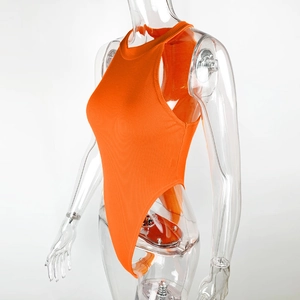 Détail du body côtelé orange avec coupe échancrée et décolleté dos nu pour un ajustement serré