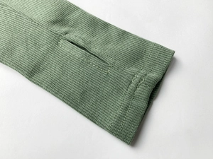 Détail de la manche en maille côtelée vert sauge avec conception à trou pour le pouce