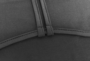Dettaglio di maglia nera elastica con cuciture piatte resistenti e finiture di bordatura