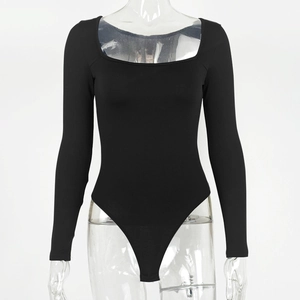 Détail d'un body noir moulant à manches longues avec décolleté carré sur mannequin