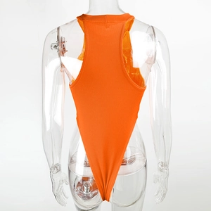 Détail d'un body côtelé orange vif avec une coupe haute et un design dos nageur
