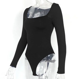 Détail d'un body noir à manches longues avec décolleté carré et coupe ajustée sexy