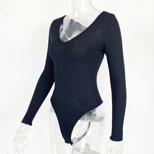 Détail d'un body noir côtelé avec col en V et manches longues sur un mannequin invisible