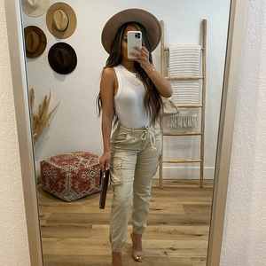 Outfit estivo con pantaloni cargo a costine kaki e canotta bianca a coste girocollo