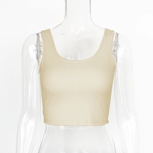 Détail du débardeur court côtelé beige sans manches avec col en U sur un mannequin