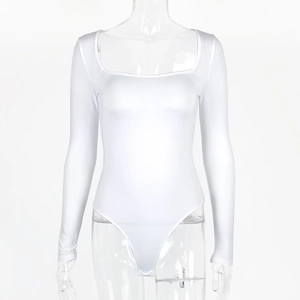 Vue de face d'un body blanc à manches longues et col carré avec un tissu lisse ajusté
