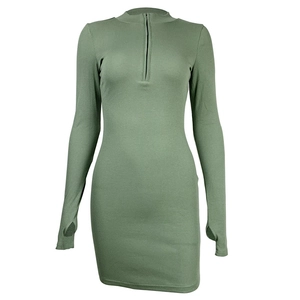 Robe courte moulante en maille côtelée vert sauge avec col zippé et passe-pouces