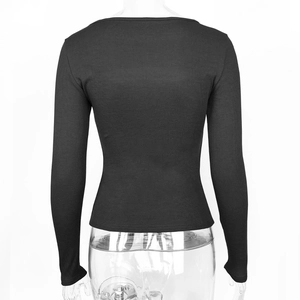 Détail de la maille côtelée noire et de la couture arrière sur un haut moulant à manches longues