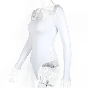 Détail de profil d'un body blanc à manches longues avec décolleté carré sur mannequin clair