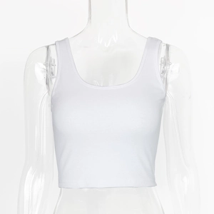 Gros plan sur la texture en maille côtelée et l'encolure large de ce crop top blanc
