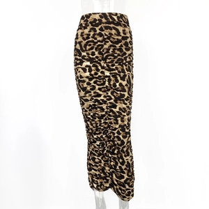 Détails de la jupe léopard à taille haute avec texture froncée et fente élégante