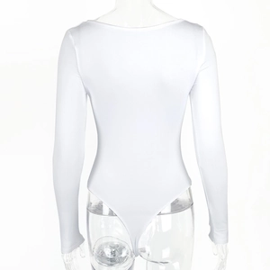 Gros plan sur un body blanc à manches longues avec col carré et coupe haute sexy