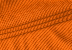 Gros plan détaillé sur un tricot côtelé orange vif avec texture verticale et beau drapé