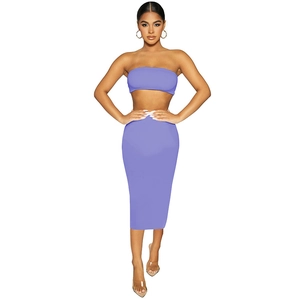Dettaglio di un completo due pezzi lilla con crop top a fascia e gonna aderente midi