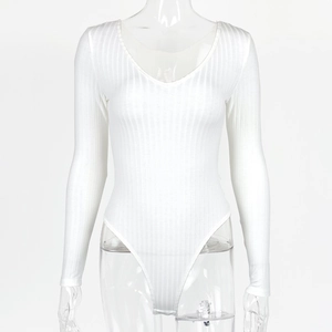Détail macro du body blanc en maille côtelée à manches longues avec décolleté en V profond