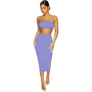 Dettaglio completo lavanda a due pezzi con crop top a fascia e gonna midi a vita alta