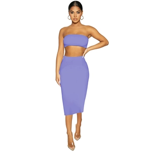 Dettaglio del set lilla a due pezzi con crop top a fascia e gonna midi attillata