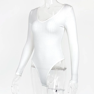 Détail de la texture en maille côtelée blanche de ce body ajusté avec col en V