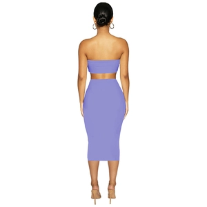 Completo due pezzi lilla da donna con top a fascia e gonna midi attillata, vista posteriore