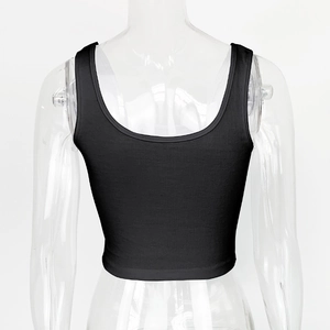 Détail d'un crop top noir côtelé avec une coupe dos en U profonde sur un mannequin
