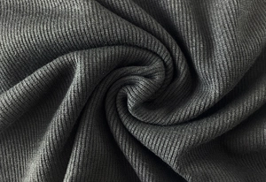Gros plan sur la texture du tissu en maille côtelée extensible gris anthracite