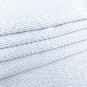 Dettaglio della trama del tessuto a coste bianco che mostra materiale morbido e maglia curata
