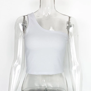 Dettaglio della trama e delle cuciture del top corto bianco monospalla in maglia a coste