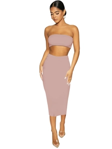 Dettaglio di un set due pezzi color malva con top a fascia e gonna midi a vita alta