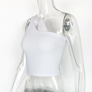 Vista laterale del crop top bianco a coste monospalla su un manichino femminile trasparente