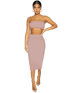 Dettaglio del set rosa due pezzi con crop top a fascia e gonna a matita a vita alta