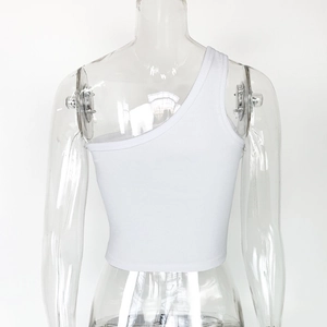 Dettaglio del crop top bianco a coste che mostra il design monospalla e la trama