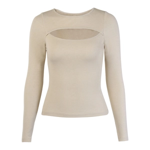 Haut à manches longues en maille côtelée beige avec découpe croissant sexy sur fond blanc
