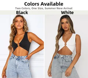 Détail du crop top col V avec anneau métallique central et texture côtelée en noir et blanc