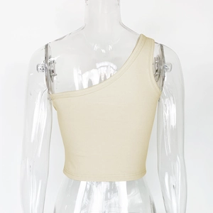 Dettaglio della trama in maglia a coste e vestibilità slim sul retro del top corto
