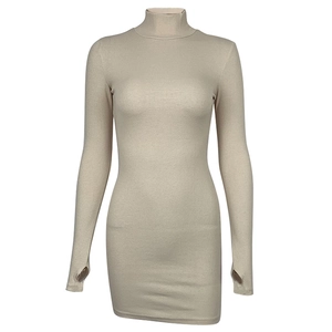 Eng anliegendes beiges Strickkleid mit Stehkragen langen Ärmeln und Daumenlöchern
