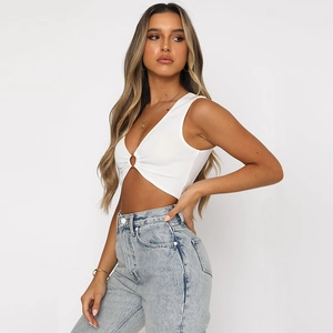 Débardeur court blanc sexy à col en V avec boucle en métal et maille côtelée ajustée