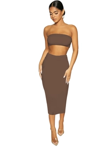 Dettaglio del set top a fascia e gonna midi marrone moka in tessuto elasticizzato