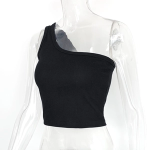 Dettaglio del crop top nero monospalla che mostra la trama a costine e le cuciture rifinite