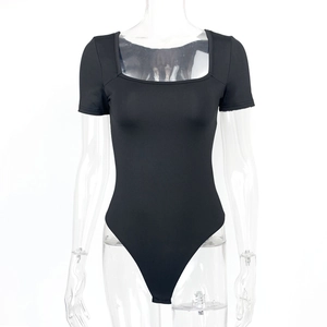 Λεπτομέρεια μαύρου bodysuit με τετράγωνη λαιμόκοψη και κοντά μανίκια σε στενή γραμμή